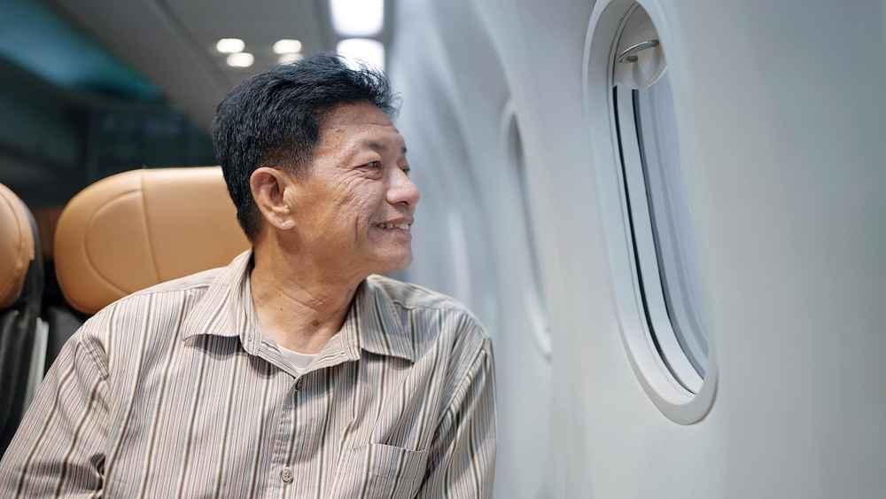 Syarat Lansia Naik Pesawat dan Tips Selama Penerbangan