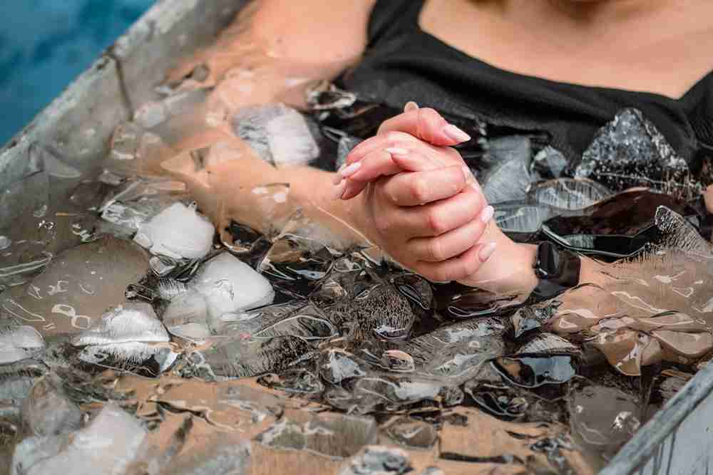 7 Manfaat Berendam Air Es untuk Kesehatan serta Risikonya