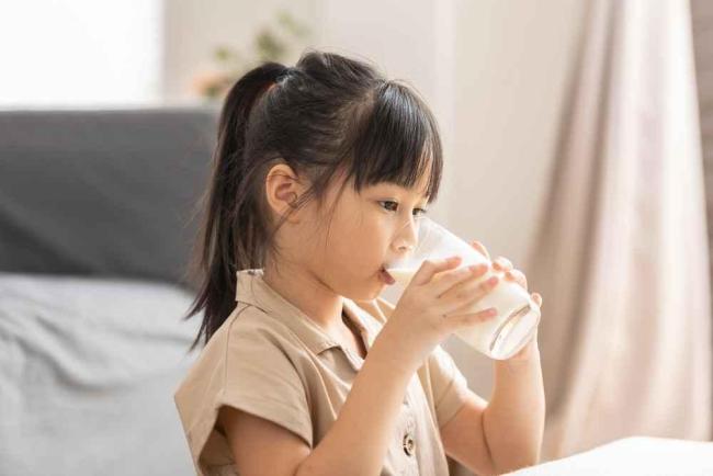 4 Nutrisi Penting yang Perlu Ada dalam Susu untuk Anak