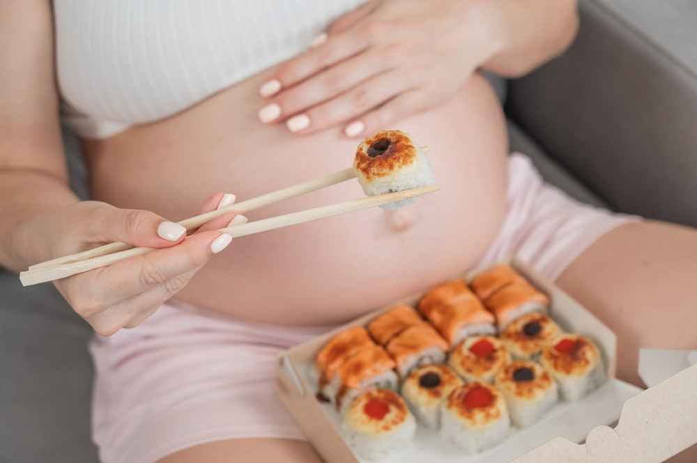 ibu-hamil-makan-sushi