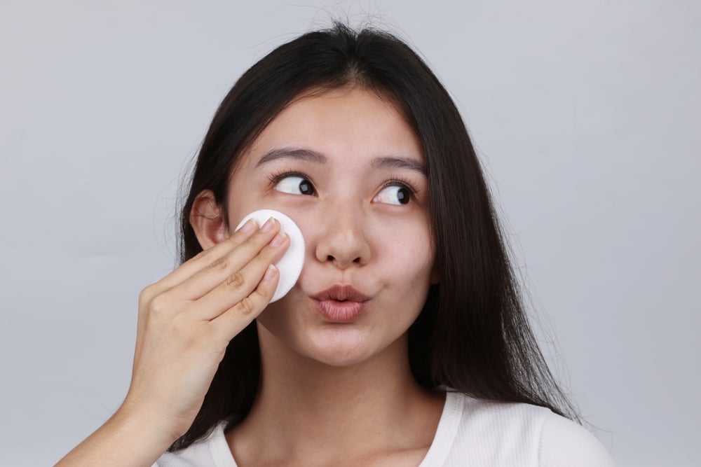 10 Rekomendasi Kapas Wajah yang Bagus untuk Bersihkan Makeup