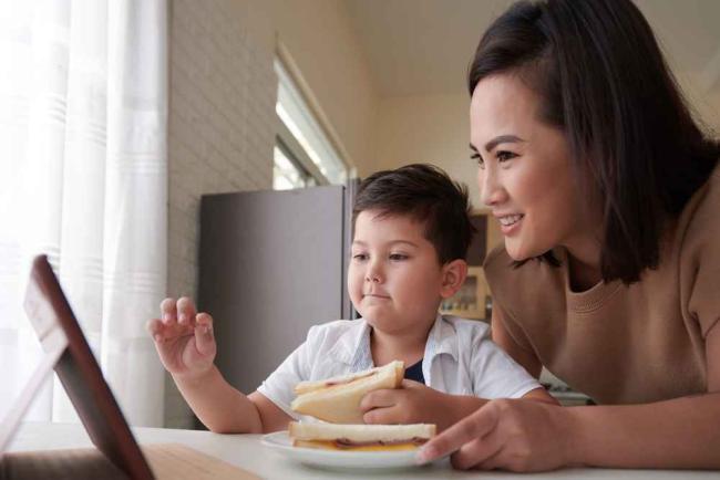 4 Dampak Anak Makan sambil Nonton dan Tips Menghindarinya