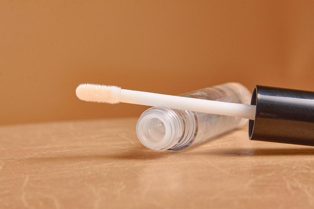 10 Rekomendasi Lip Gloss Bening buat Bibir Lebih Mengilau