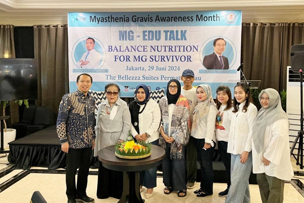 YMGI dan penyintas MG melakukan pemotongan tumpeng bersama dr. Ahmad Yanuar.