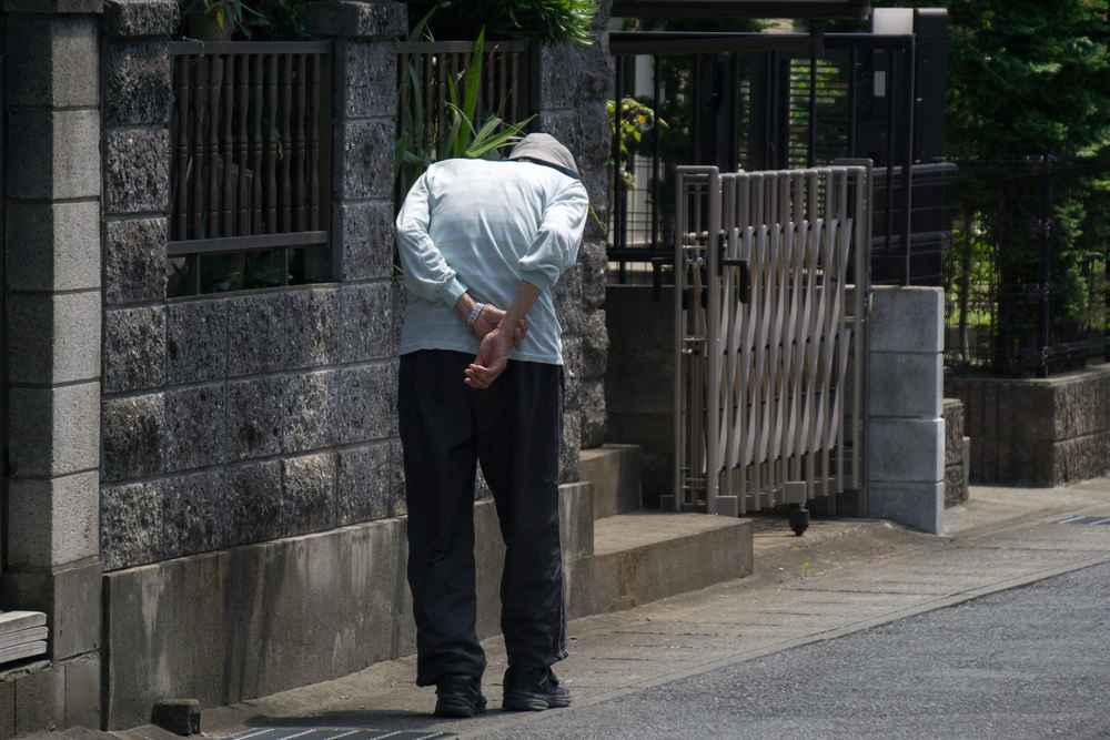 6 Penyebab Orang Tua Bungkuk dan Efeknya pada Keseharian