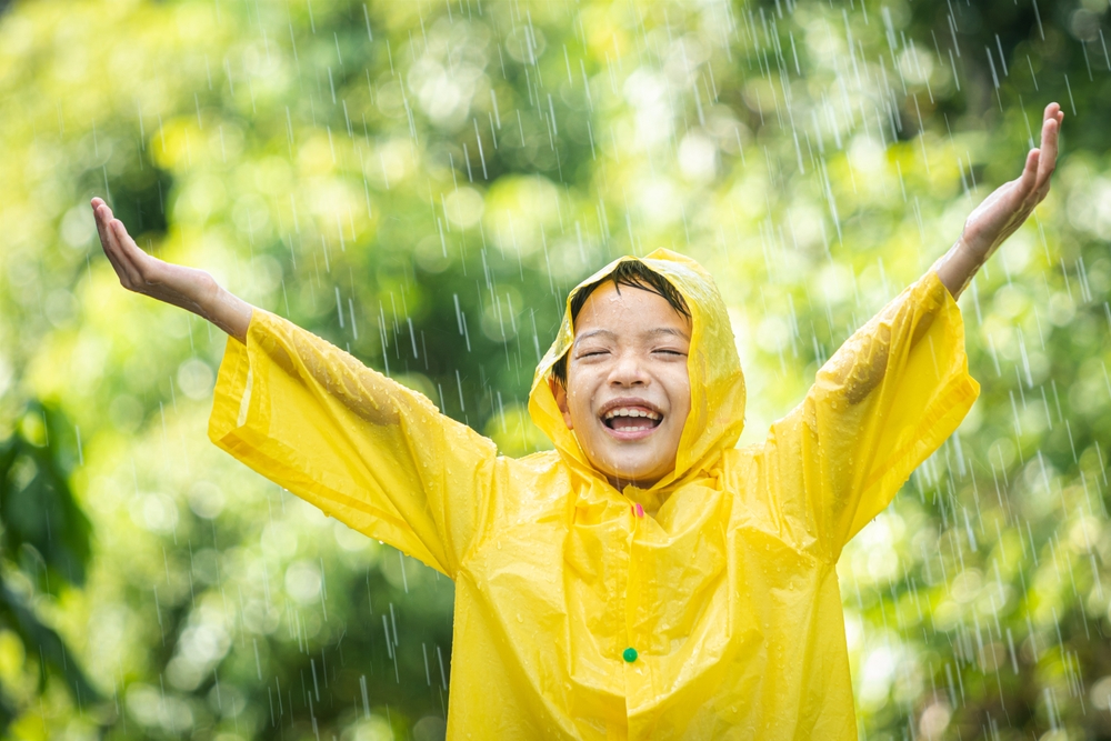 10 Merk Jas Hujan Anak Terbaik yang Tidak Rembes