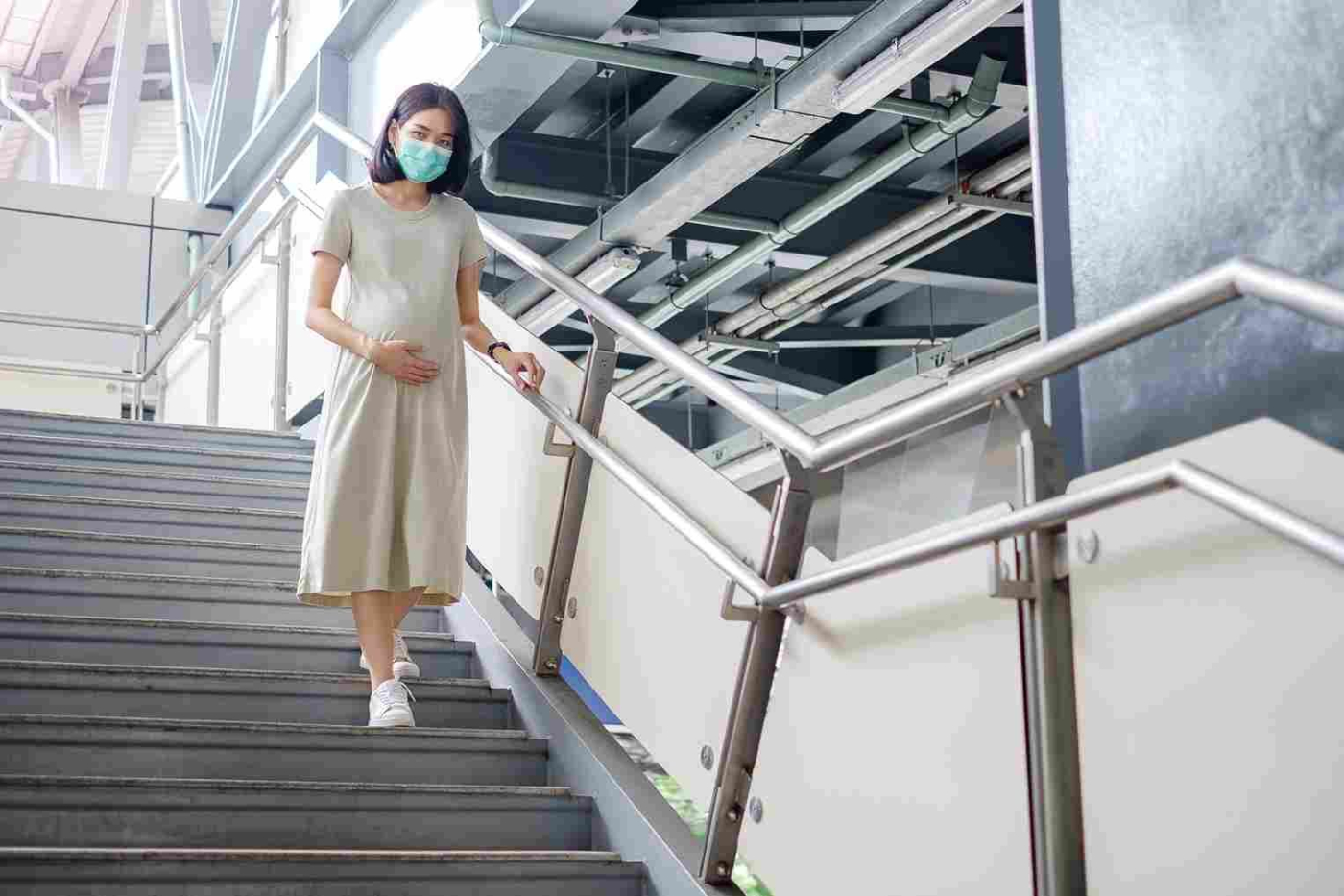 Bolehkah Ibu Hamil Naik Turun Tangga? Ini Manfaatnya