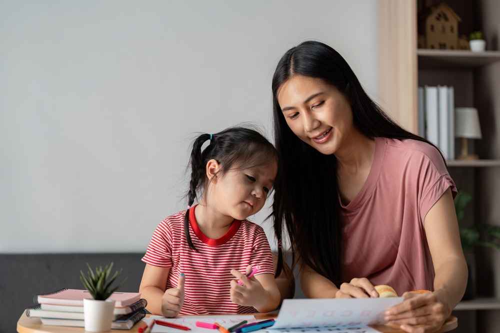 6 Penyebab Anak 2 Tahun Belum Bisa Bicara dan Penanganannya