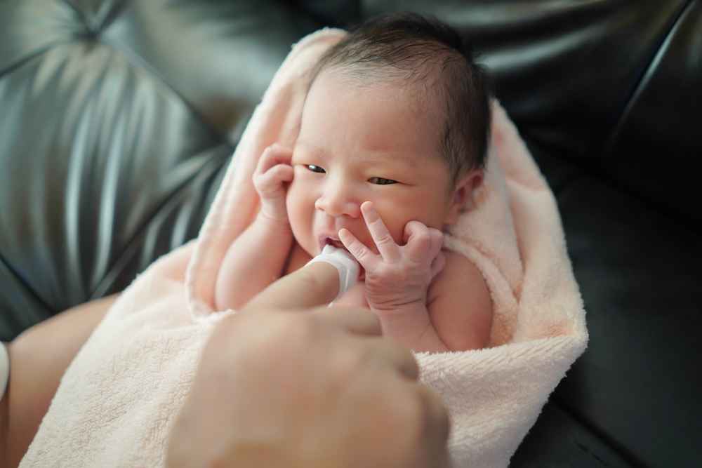 Cara Membersihkan Lidah Bayi yang Tepat Sesuai Usianya