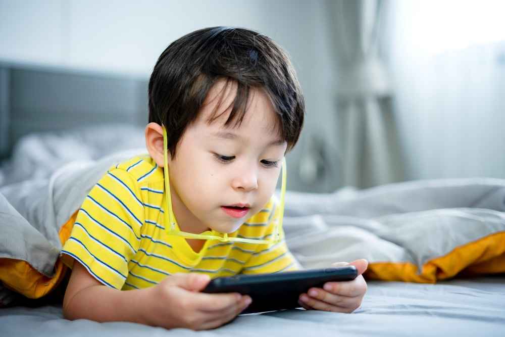 Mata Anak yang Suka Main HP, Waspadai Dampaknya!