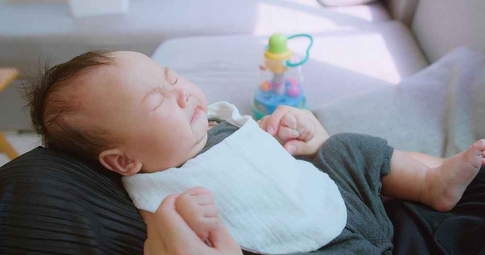 5 Penyebab Bayi Baru Lahir Sering Bersin, Apakah Normal?