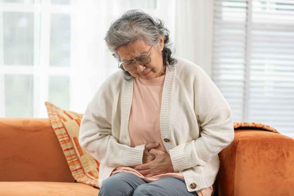 Lansia Susah BAB? Kenali Penyebab dan Cara Mengatasinya