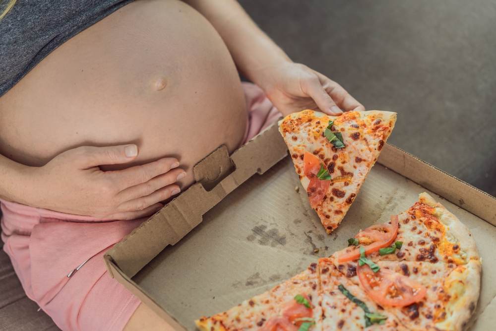 ibu hamil makan pizza