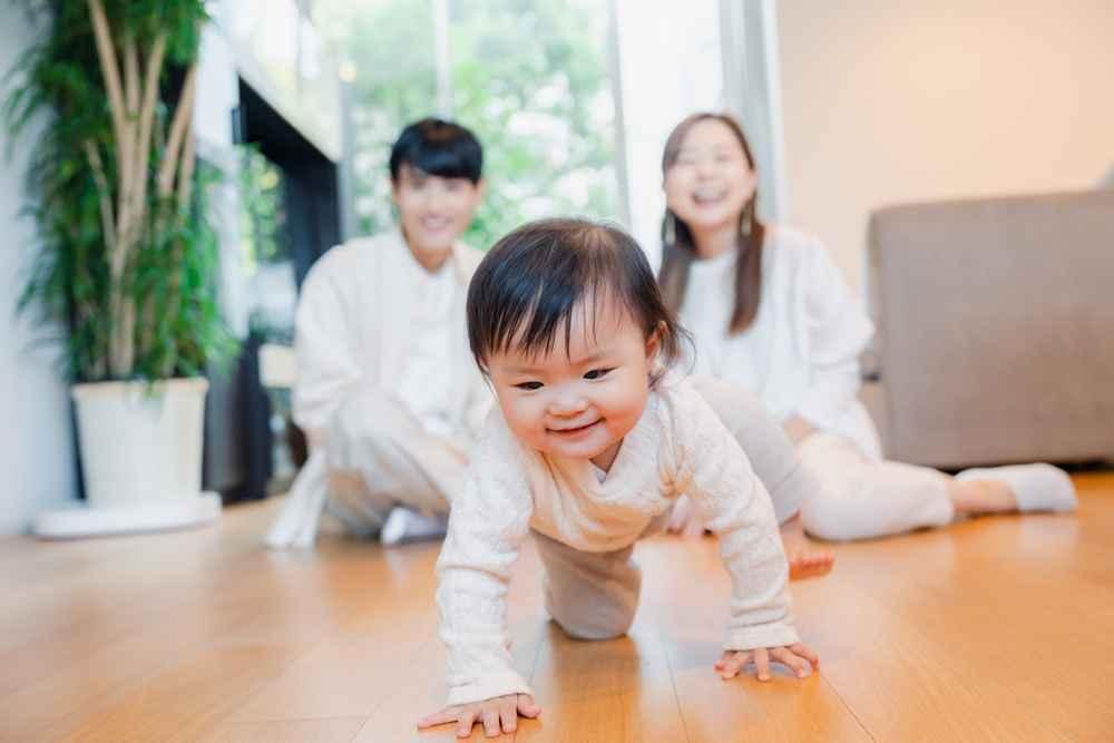 Umur Berapa Bayi Bisa Merangkak? Kenali Tanda-Tandanya
