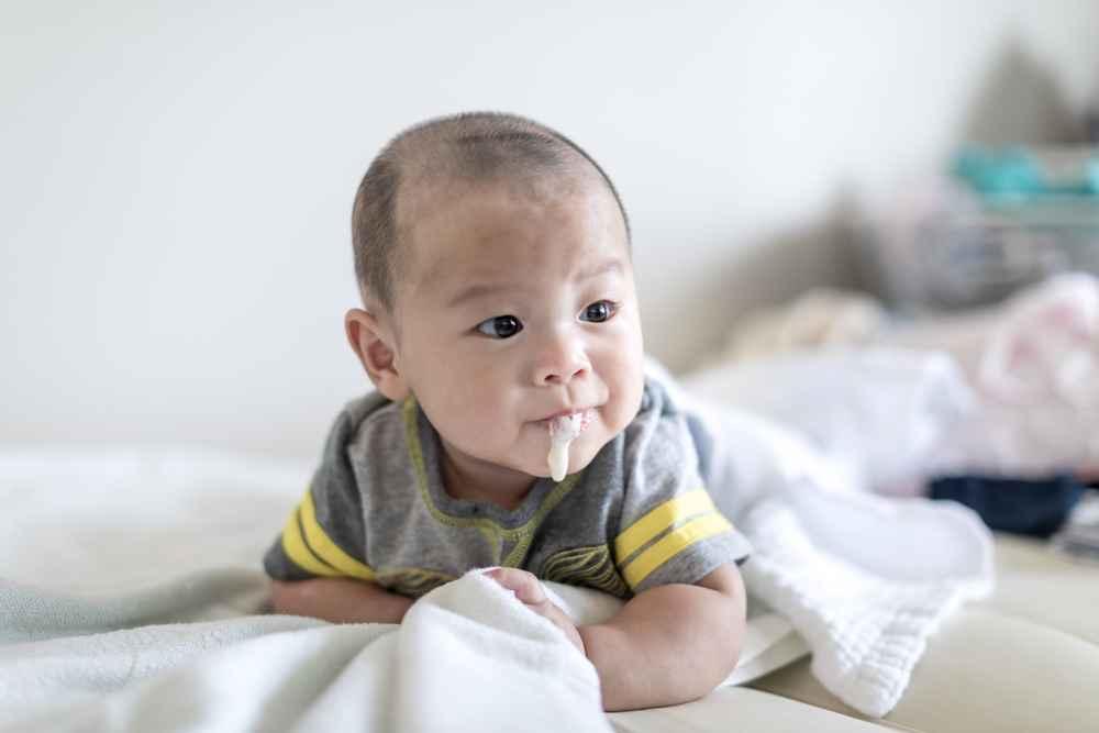 6 Penyebab Bayi Sering Muntah Plus Cara Mengatasinya