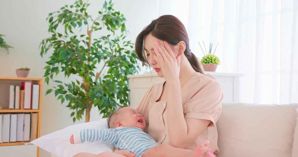Ibu Stres Saat Bayi Rewel, Ketahui Penyebab dan Tipsnya