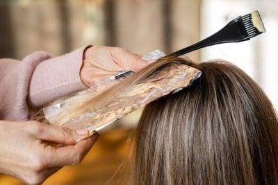 Warna rambut caramel highlights