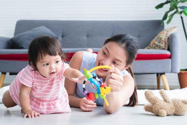 9 Cara Stimulasi agar Bayi Cepat Duduk dan Merangkak