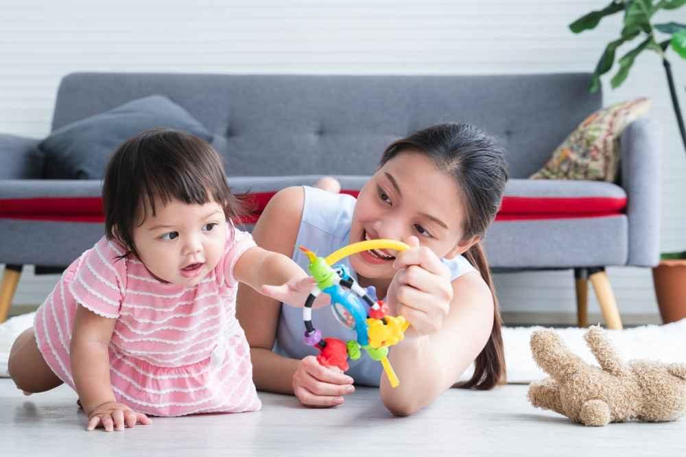 9 Cara Stimulasi agar Bayi Cepat Duduk dan Merangkak