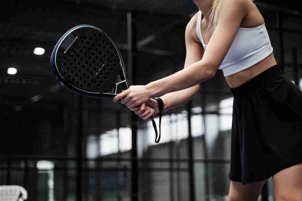 wanita bermain padel