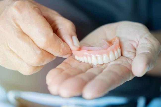 Pilihan Gigi Palsu Ternyaman yang Bisa Dipertimbangkan