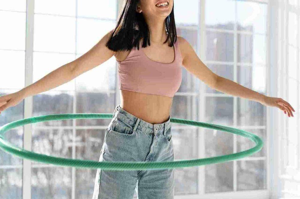 7 Manfaat Bermain Hula Hoop, Cara Asyik Turukan Berat Badan