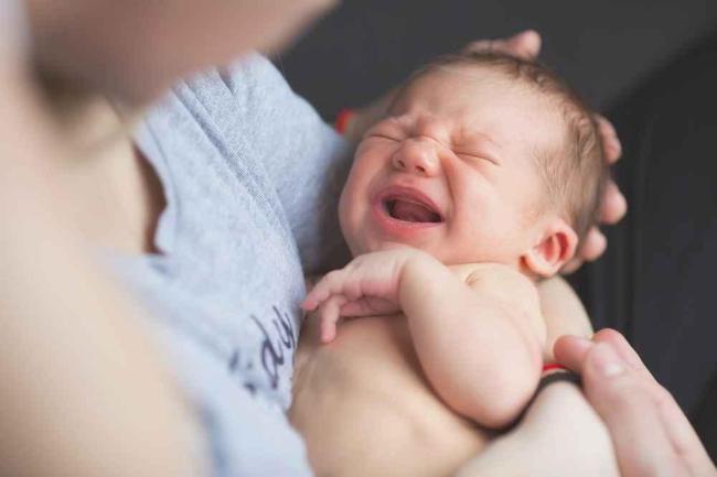 9 Cara Menidurkan Bayi Kolik dengan Efektif di Rumah