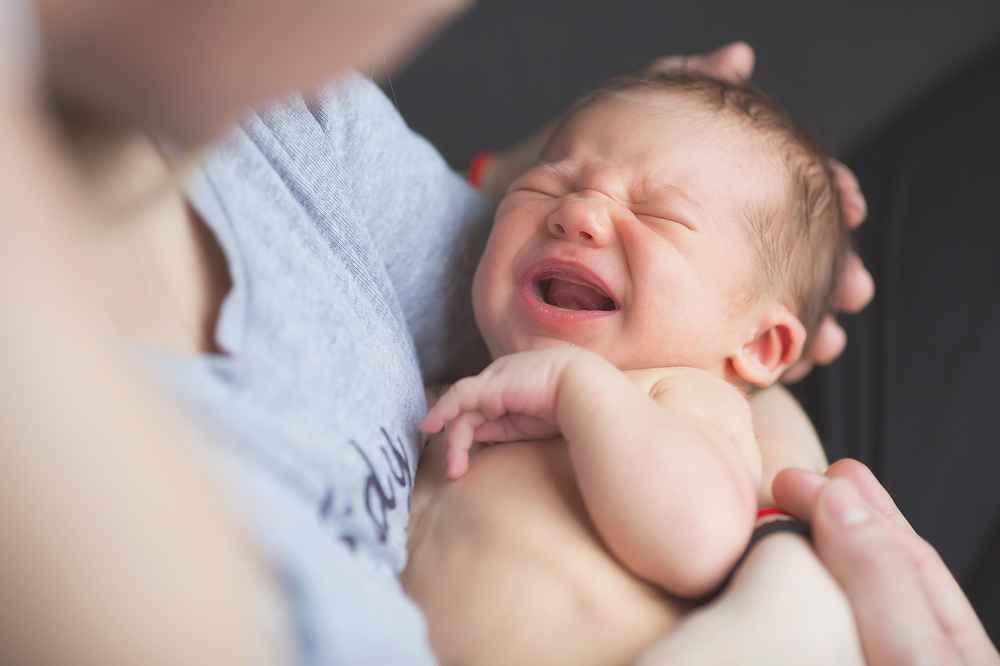 9 Cara Menidurkan Bayi Kolik dengan Efektif di Rumah