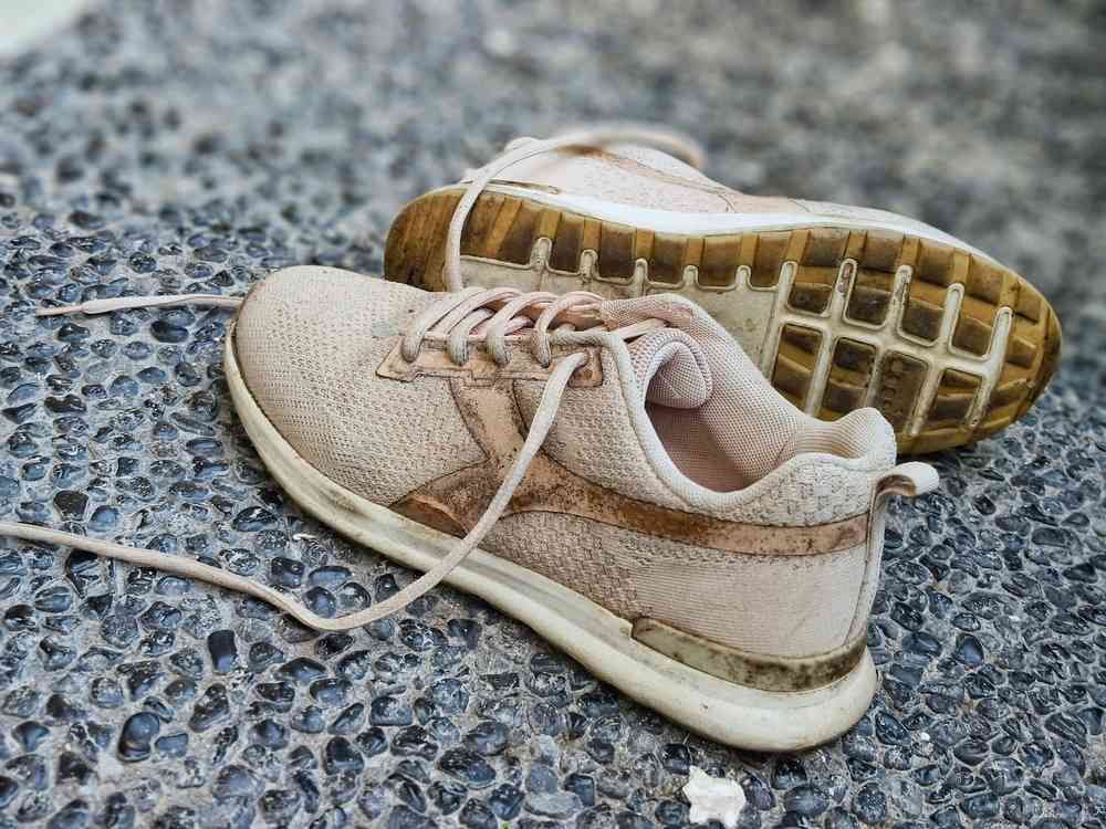 8 Cara Menghilangkan Bau Sepatu dan Pencegahannya