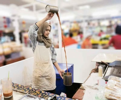 Membuat teh tarik
