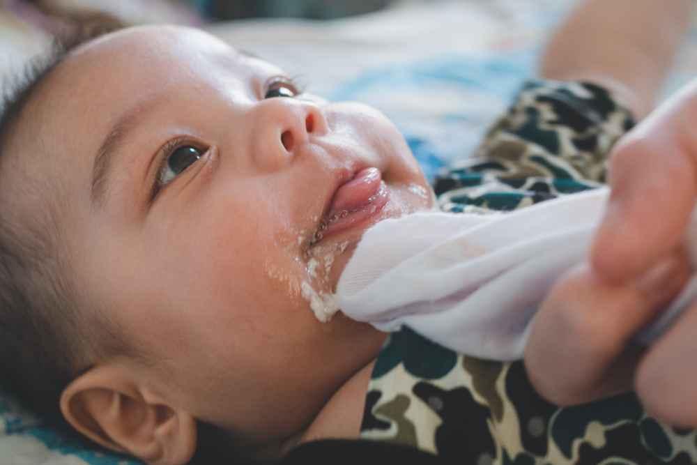 Kenali Tanda Overfeeding pada Bayi dan Cara Mencegahnya