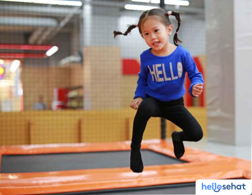 7 Manfaat Trampolin untuk Anak dan Tipsnya agar Aman