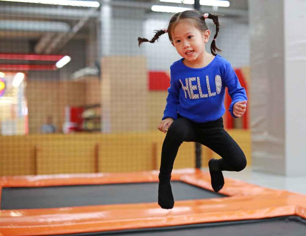 7 Manfaat Trampolin untuk Anak dan Tipsnya agar Aman