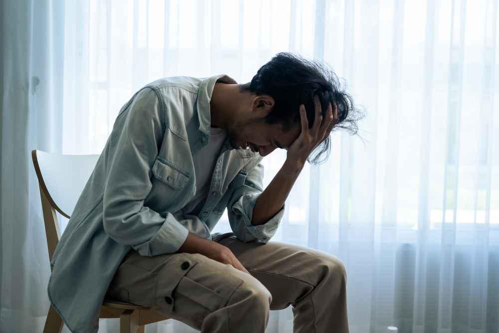6 Ciri-Ciri Orang yang Sedang Memendam Masalah