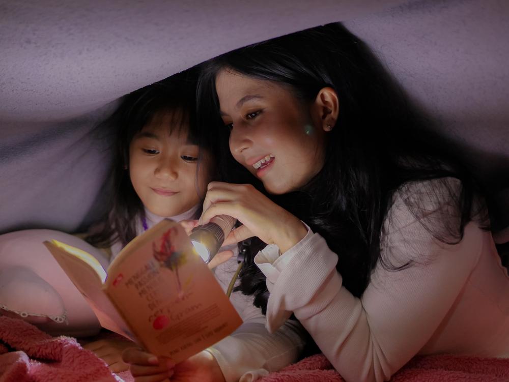 7 Manfaat Dongeng Sebelum Tidur kepada Anak