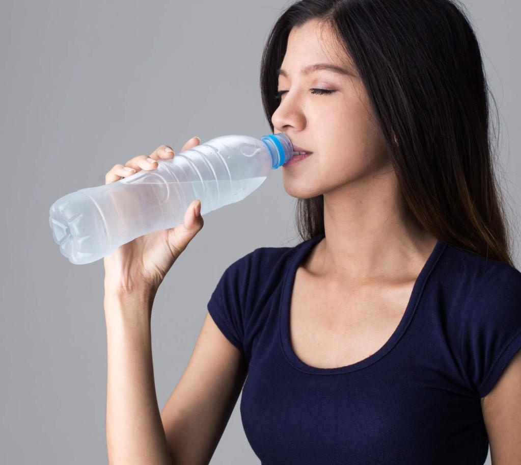 8 Cara Mengatasi Dehidrasi, Tak Hanya Minum Air