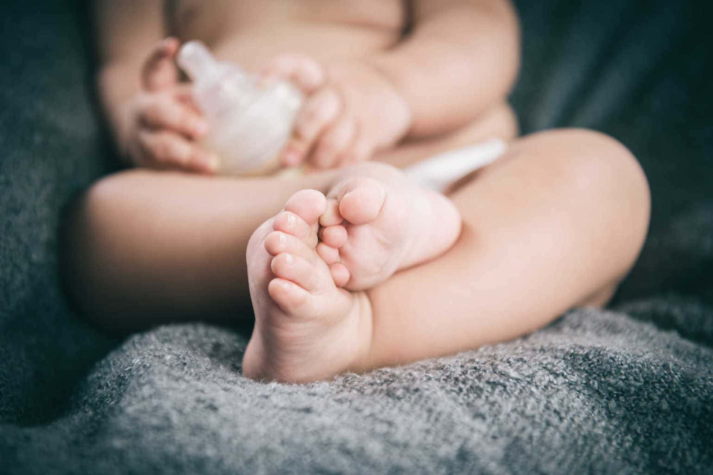 Melatih Si Kecil Minum Susu dari Gelas