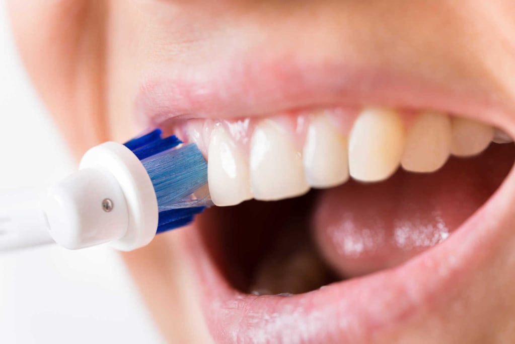 3 Cara Memutihkan Gigi dengan Bahan Alami yang Tersedia di Rumah
