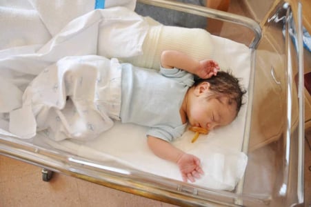 Mengulik Gejala, Penyebab, dan Perawatan Diare pada Bayi Baru Lahir