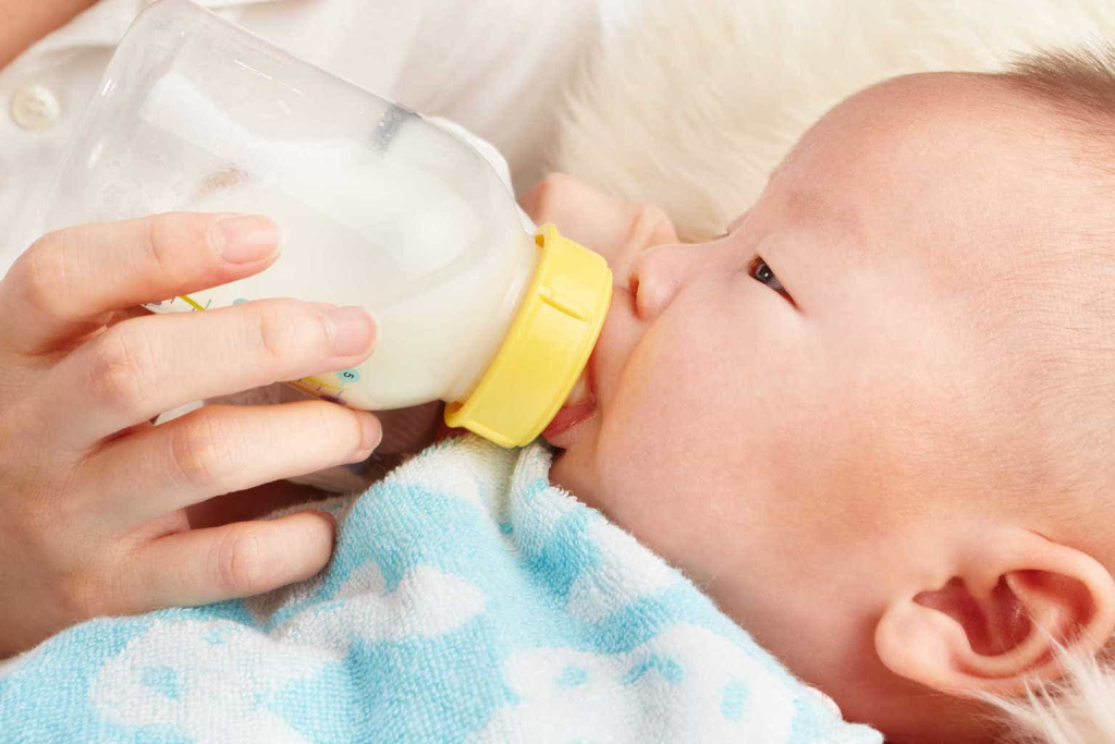 Tips Aman dan Sehat Memberi Bayi Minum dari Botol Dot